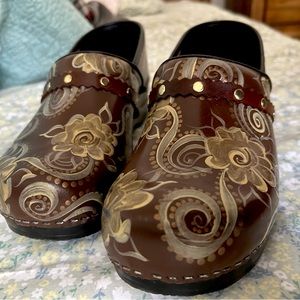 Dansko Brown w/ floral design size 40